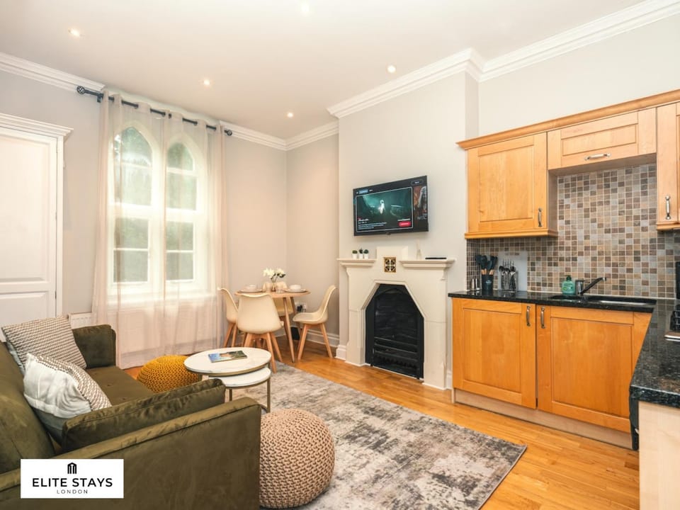 TV and multimedia, Kitchen or kitchenette, Living room, Seating area