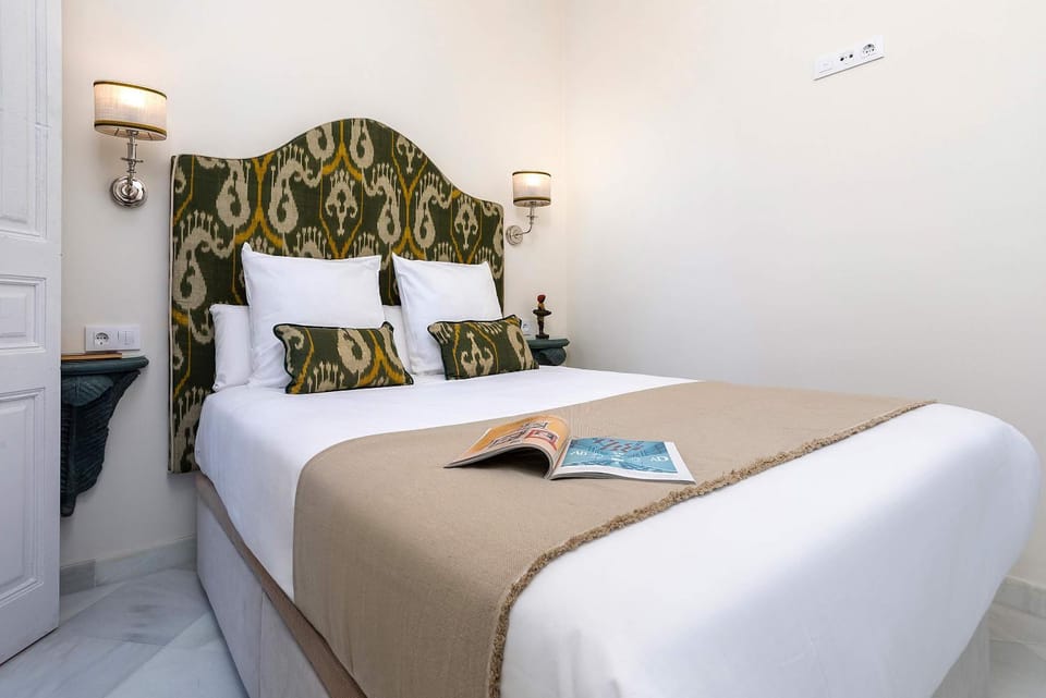 Bed, TV and multimedia, Bedroom