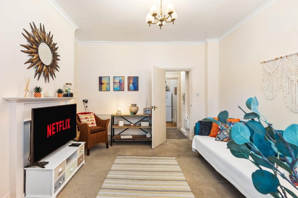 TV and multimedia, Living room, Photo of the whole room, Seating area, Evening entertainment