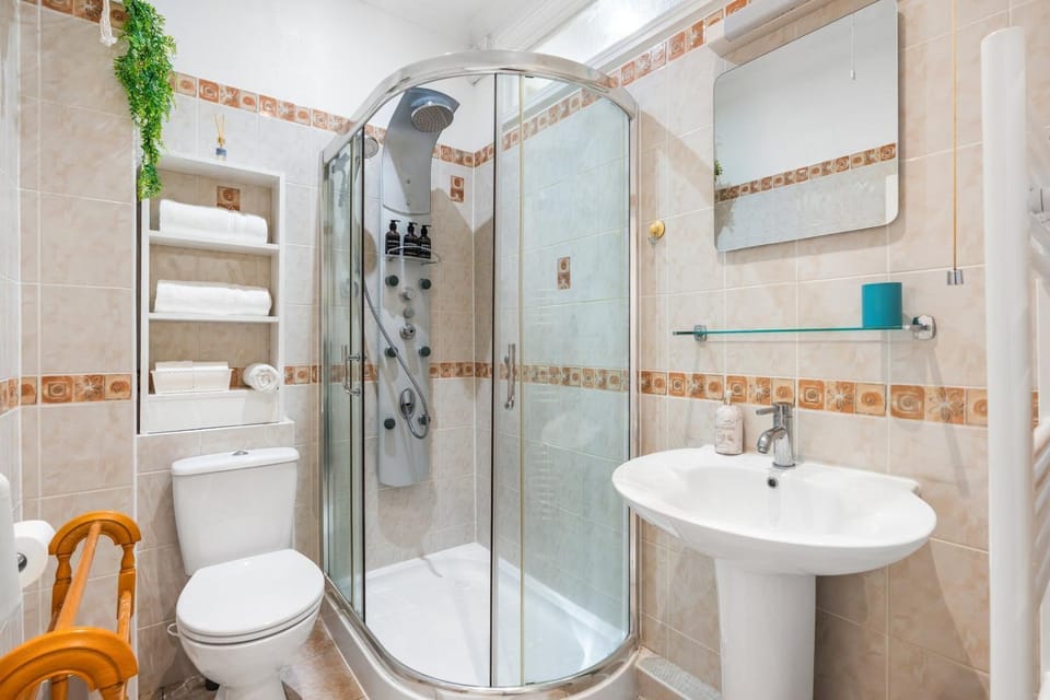 Shower, Toilet, Bathroom, towels