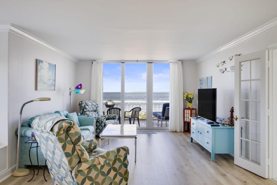 Lighthouse Point 228- Stunning Beachside Residence Apartment in Sanibel Island