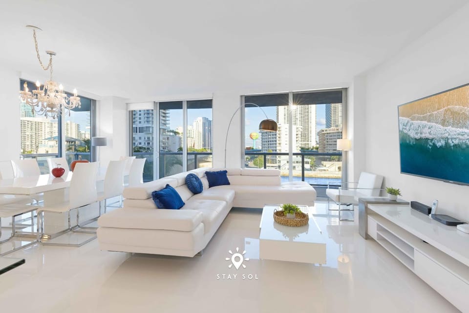 Apt with Private Balcony - Incredible Pool Apartment in Hallandale Beach