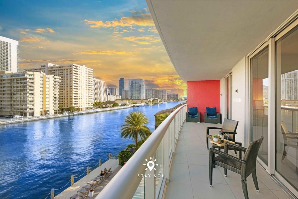 Apt with Private Balcony - Incredible Pool Apartment in Hallandale Beach