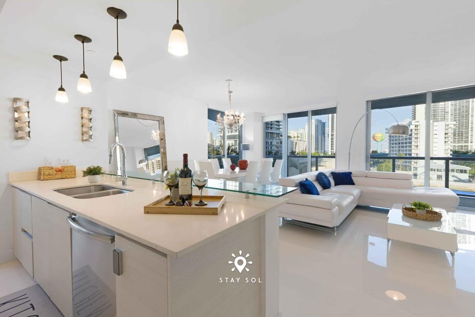 Apt with Private Balcony - Incredible Pool Apartment in Hallandale Beach