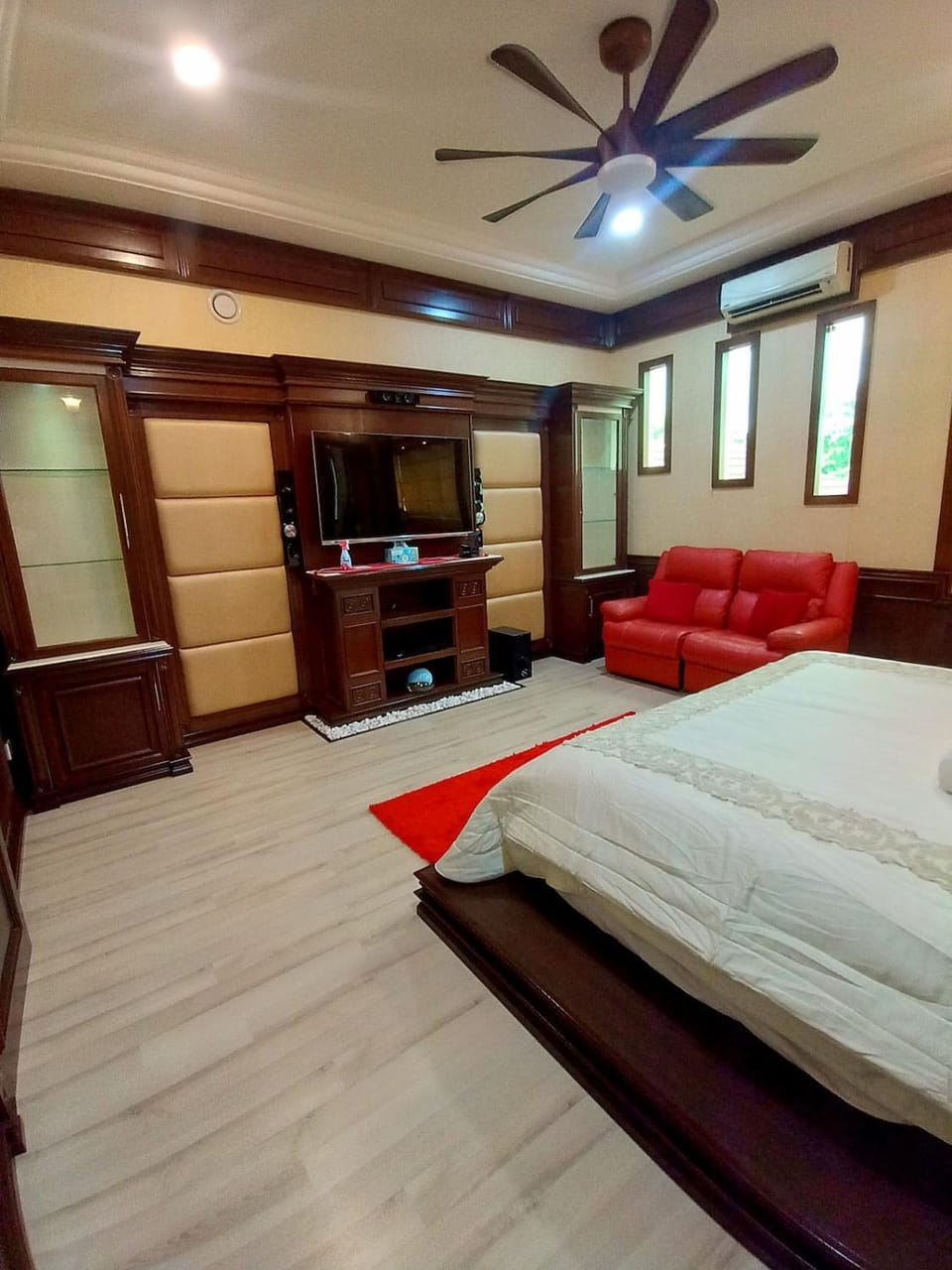 Bed, TV and multimedia, Photo of the whole room, Seating area, Bedroom, fireplace, wardrobe