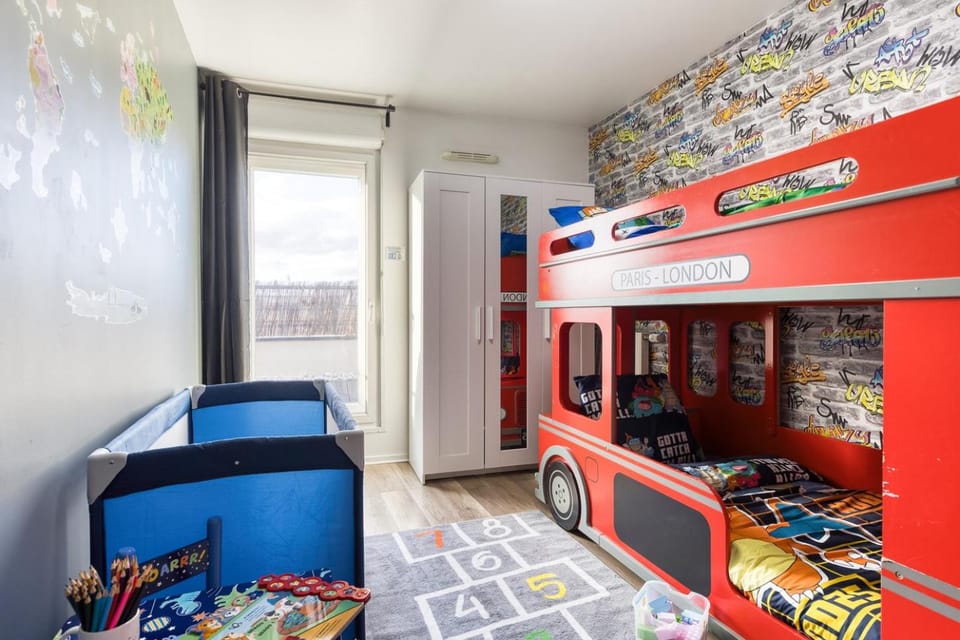 Photo of the whole room, Bedroom