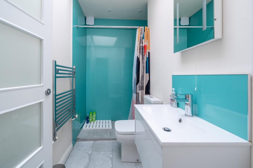 Shower, Toilet