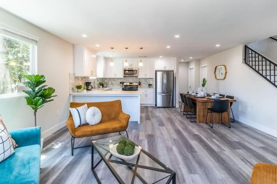 Escape in Modern 4BR Home Sleeps 10 with Parking House in North Hollywood