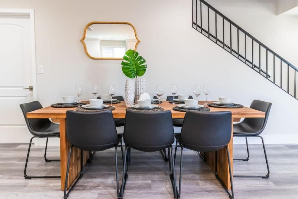 Escape in Modern 4BR Home Sleeps 10 with Parking House in North Hollywood