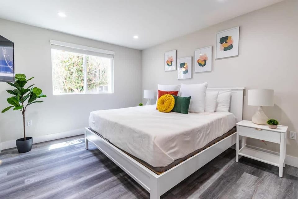 Escape in Modern 4BR Home Sleeps 10 with Parking House in North Hollywood