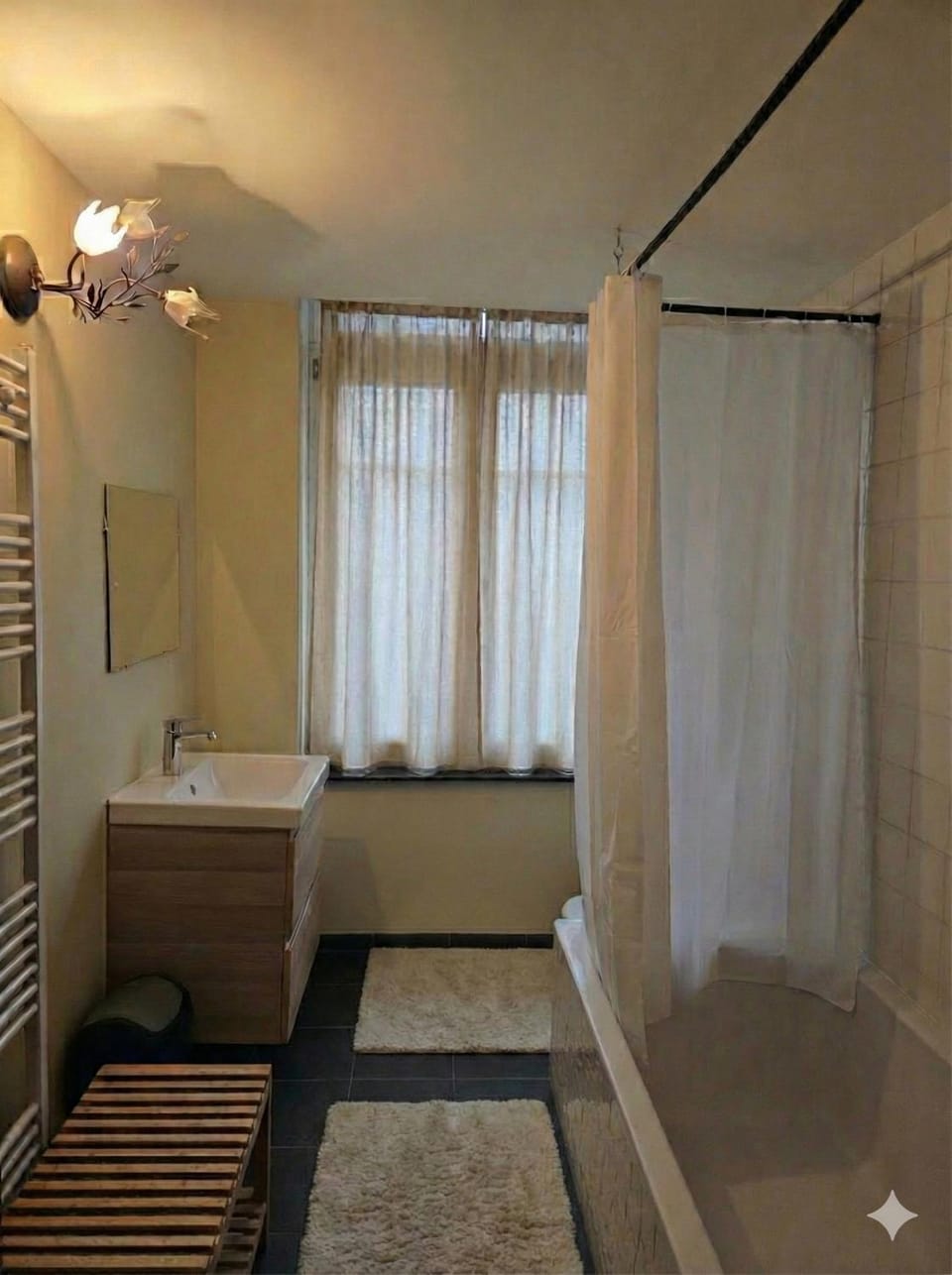 Pb155, balcony with street view Bed and Breakfast in Ixelles