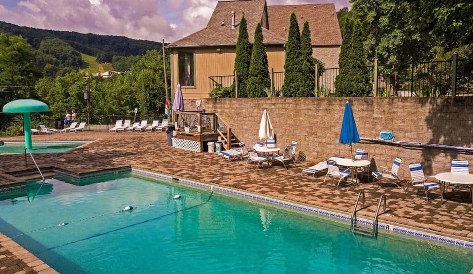 Leconte Lookout Pool Lodge by American Patriot Getaways House in Gatlinburg