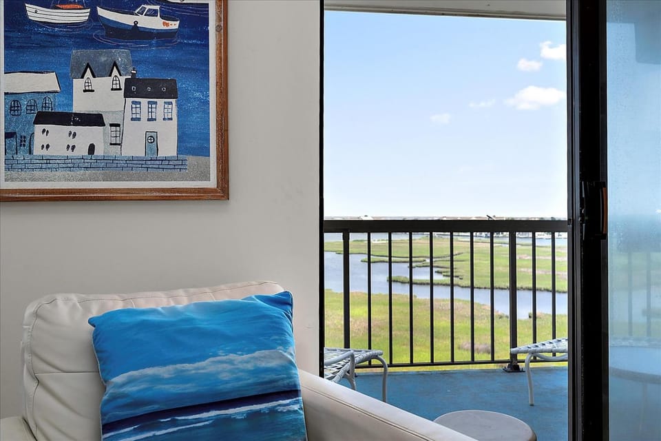 Spacious Condo with Beautiful Bay Views from 24`wide Covered Balcony! House in Ocean City