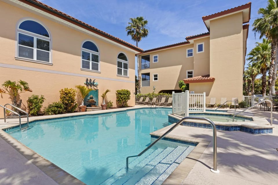 Bradenton Beach Club 301: Free Golf Cart for Jan 2026 Stay. Ask Us! by Anna Maria Life House in Bradenton Beach