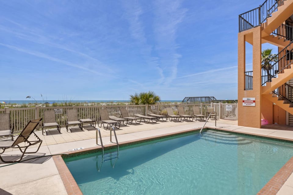 Bradenton Beach Club 301: Free Golf Cart for Jan 2026 Stay. Ask Us! by Anna Maria Life House in Bradenton Beach