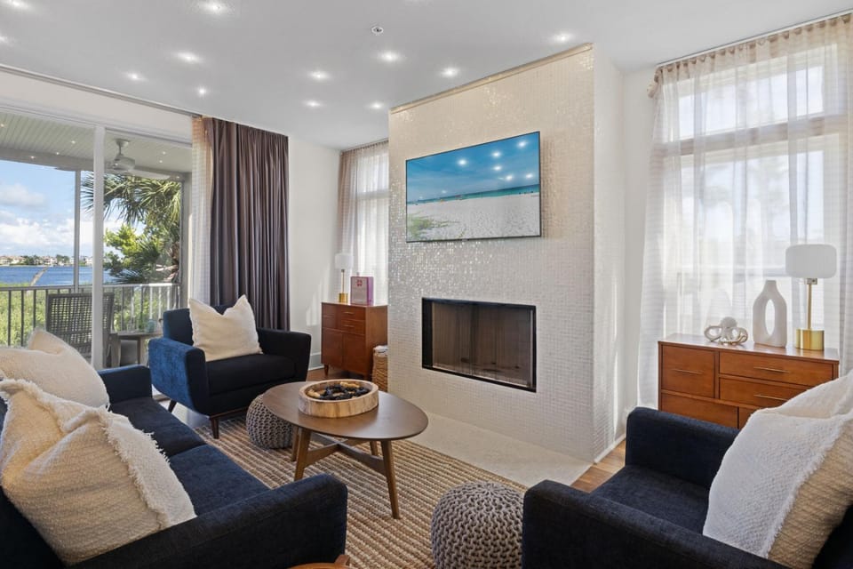 Bradenton Beach Club 301: Free Golf Cart for Jan 2026 Stay. Ask Us! by Anna Maria Life House in Bradenton Beach
