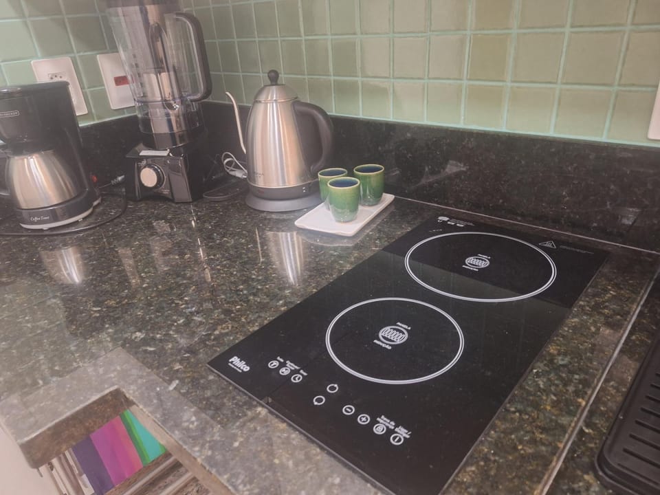 Coffee/tea facilities, Kitchen or kitchenette, oven