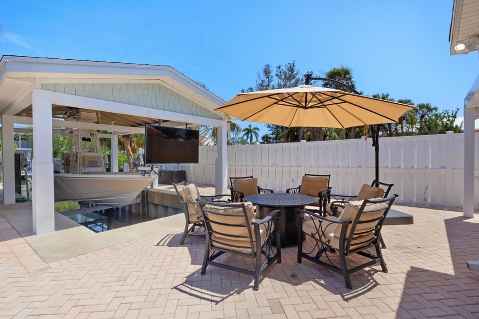 Water's Edge: Dog Friendly, Canal Front, Dock & Pool & Spa House in Holmes Beach