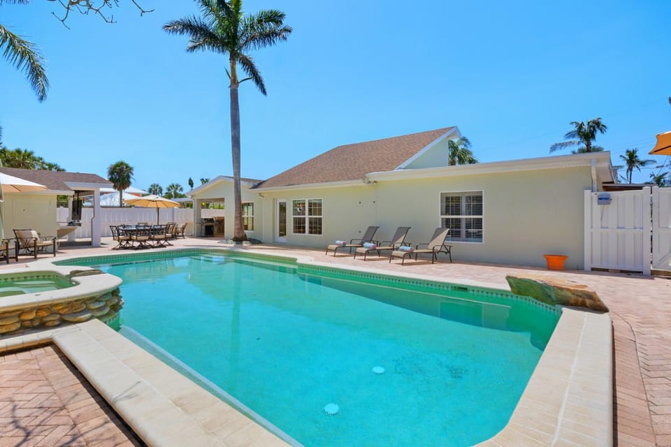 Water's Edge: Dog Friendly, Canal Front, Dock & Pool & Spa House in Holmes Beach