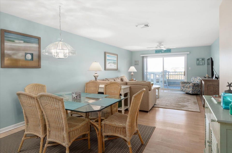 Beautiful 3 Bedroom Condo with Bay Views, Indoor and Outdoor Pools! House in Ocean City