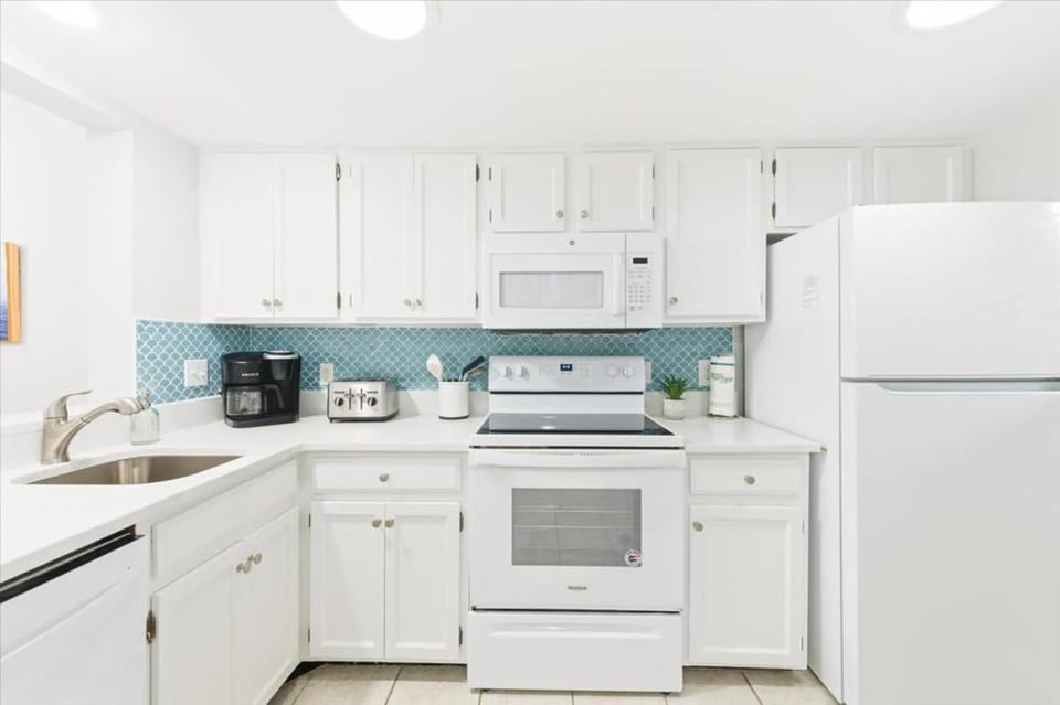 Cozy Coastal Retreat - Walk to Beach & Pool Villa in South Forest Beach