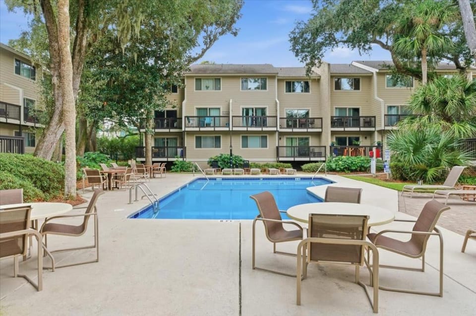 Cozy Coastal Retreat - Walk to Beach & Pool Villa in South Forest Beach