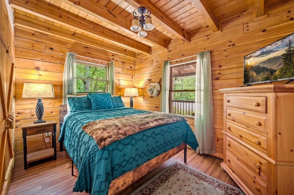 Photo of the whole room, Bedroom