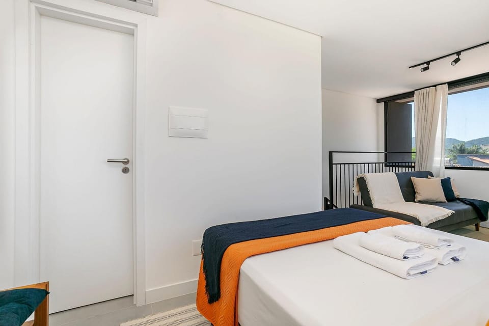 Bed, Living room, Photo of the whole room, Seating area, Bedroom, towels