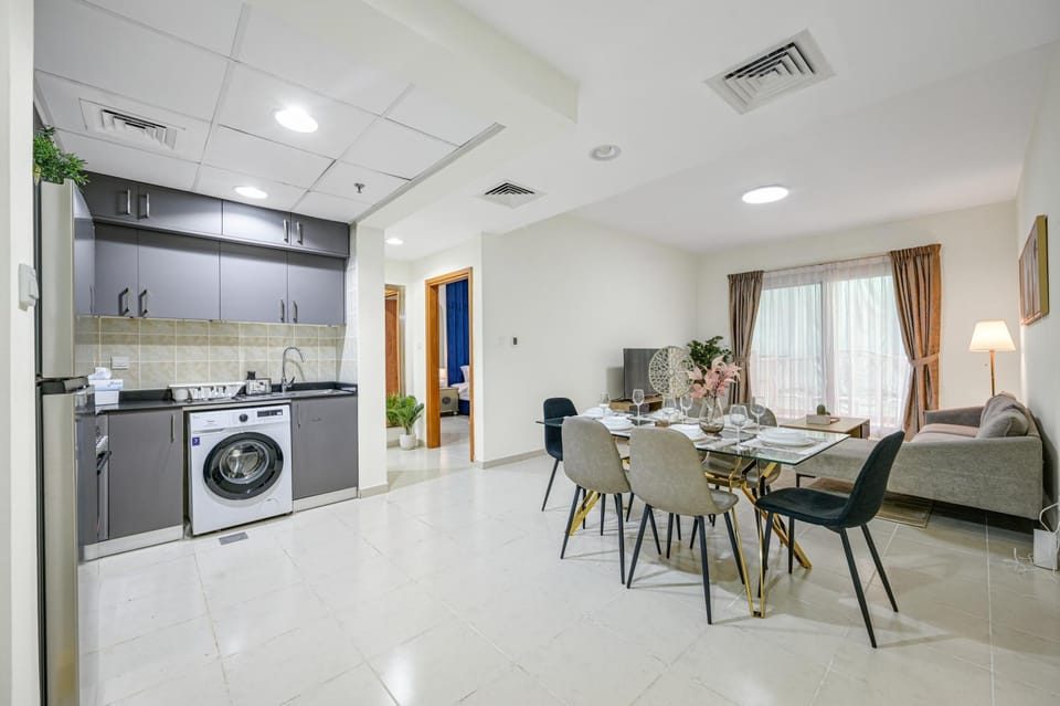 Kitchen or kitchenette, microwave, washing machine