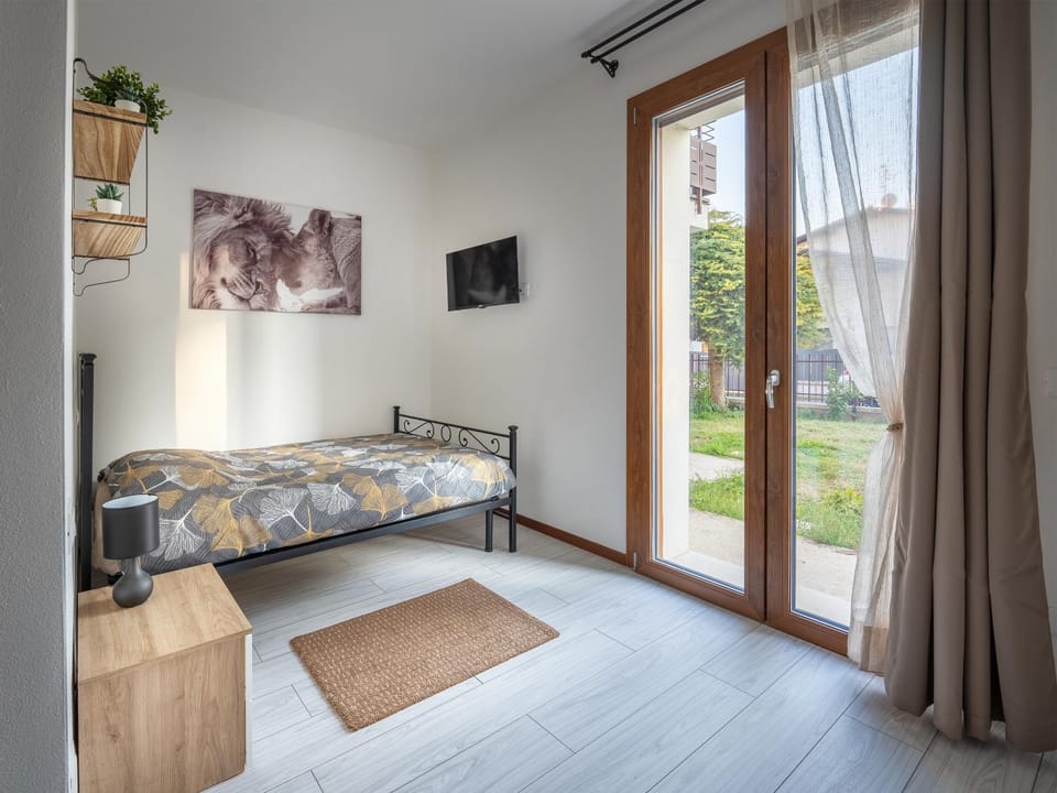 Bed, TV and multimedia, Bedroom