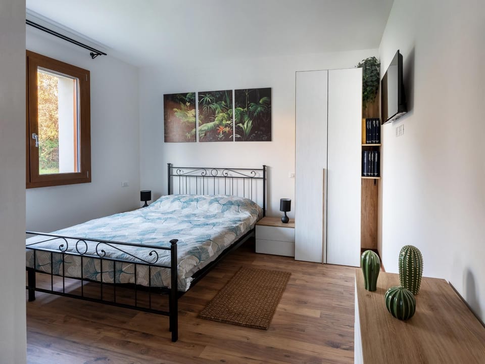 Bed, TV and multimedia, Photo of the whole room, Bedroom, towels