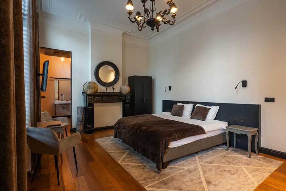 Bed, Photo of the whole room, Seating area, Bedroom, wardrobe