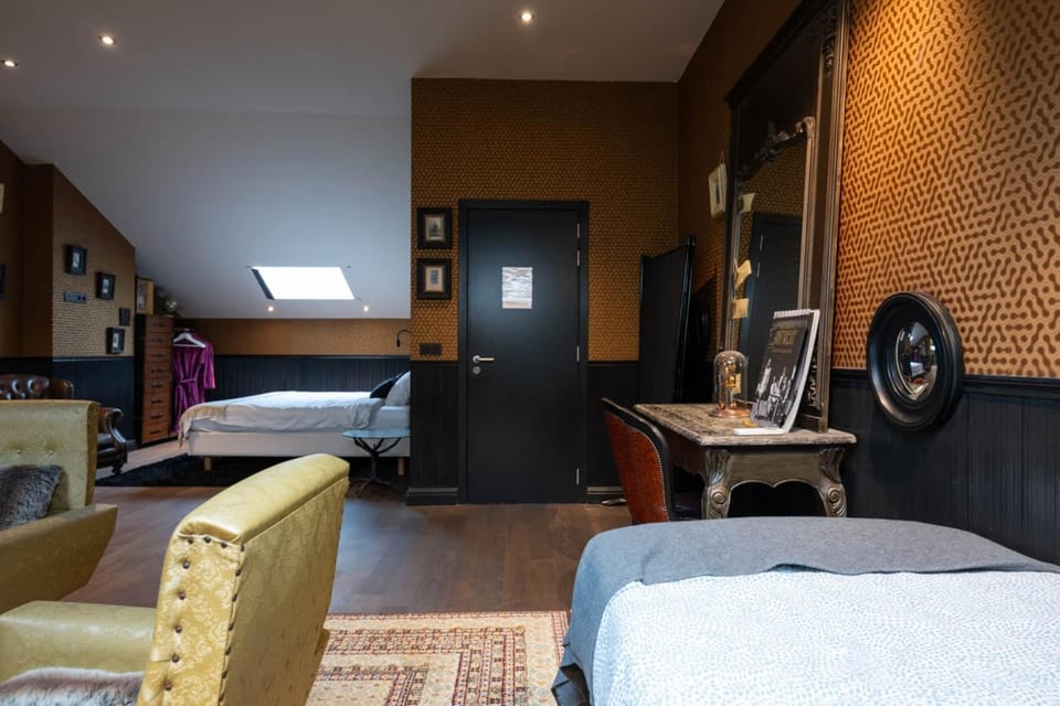 Bed, Photo of the whole room, Seating area, Bedroom