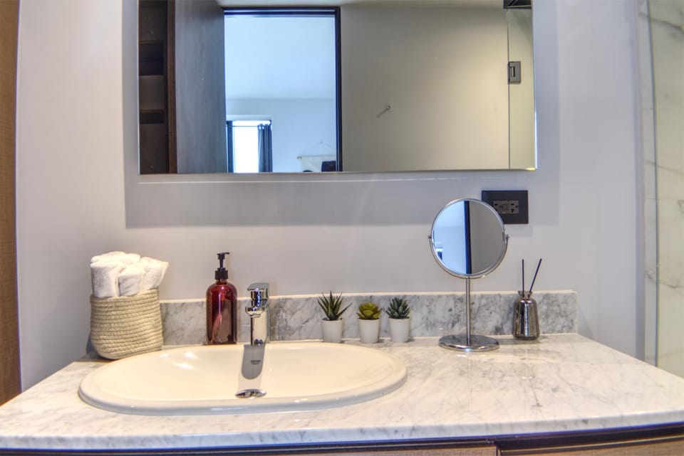 Country Club 1BR KingSize Bed with Air Conditioner & Amazing Views Apartment in Guadalajara