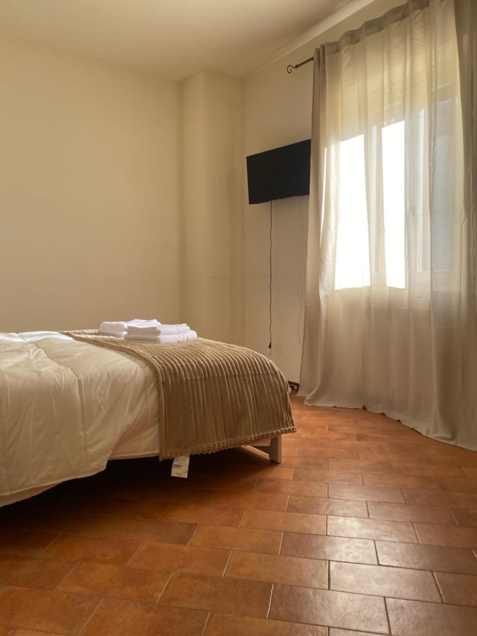 Bed, TV and multimedia, Photo of the whole room, Bedroom