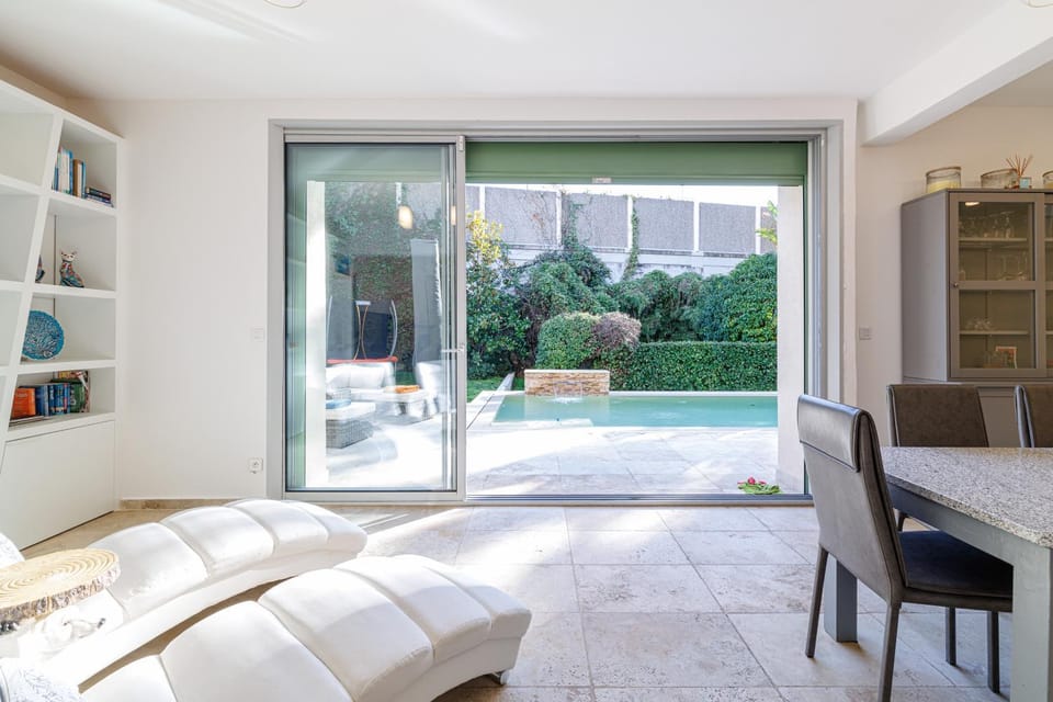 Patio, Garden, Library, Living room, Seating area, Dining area, Garden view