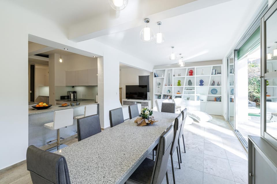 Communal lounge/ TV room, TV and multimedia, Kitchen or kitchenette, Living room, Seating area, Dining area, minibar, oven