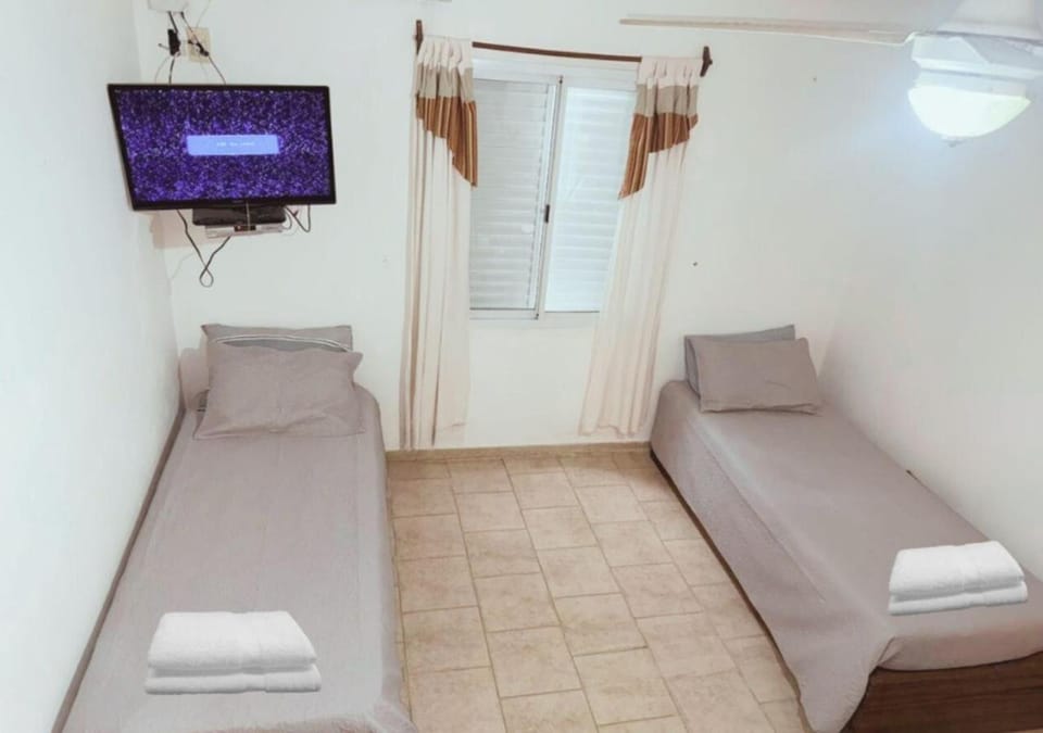 Bed, TV and multimedia, Living room, internet