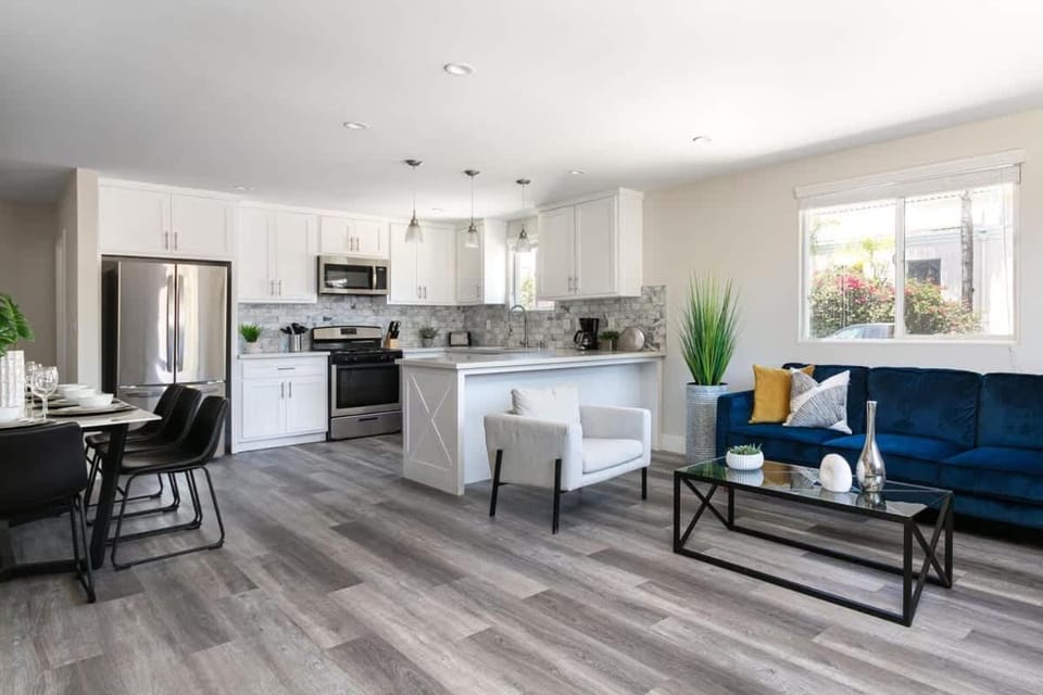 Spacious Home Central Area Airport Free Parking House in North Hollywood