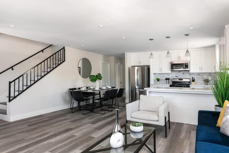 Spacious Home Central Area Airport Free Parking House in North Hollywood