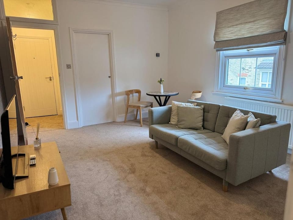 Spacious 1BR Apt near Bedford Stn & Town Centre Apartment in Bedford