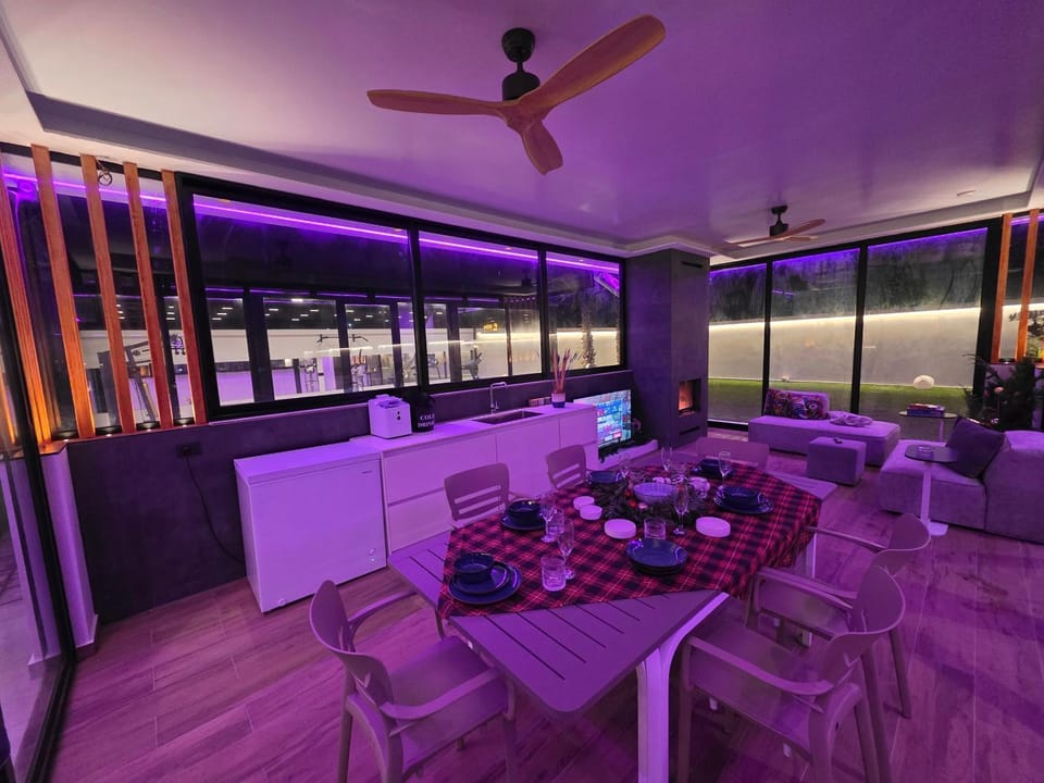 Restaurant/places to eat, TV and multimedia, Living room, Food and drinks, Seating area, Dining area, Food, Drinks, fireplace