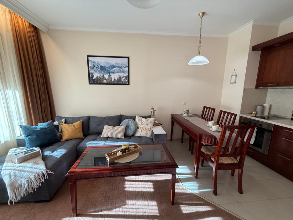Kitchen or kitchenette, Living room, Seating area, Dining area
