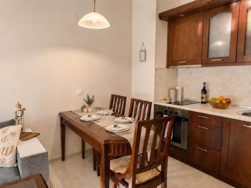 Kitchen or kitchenette, Dining area, stove