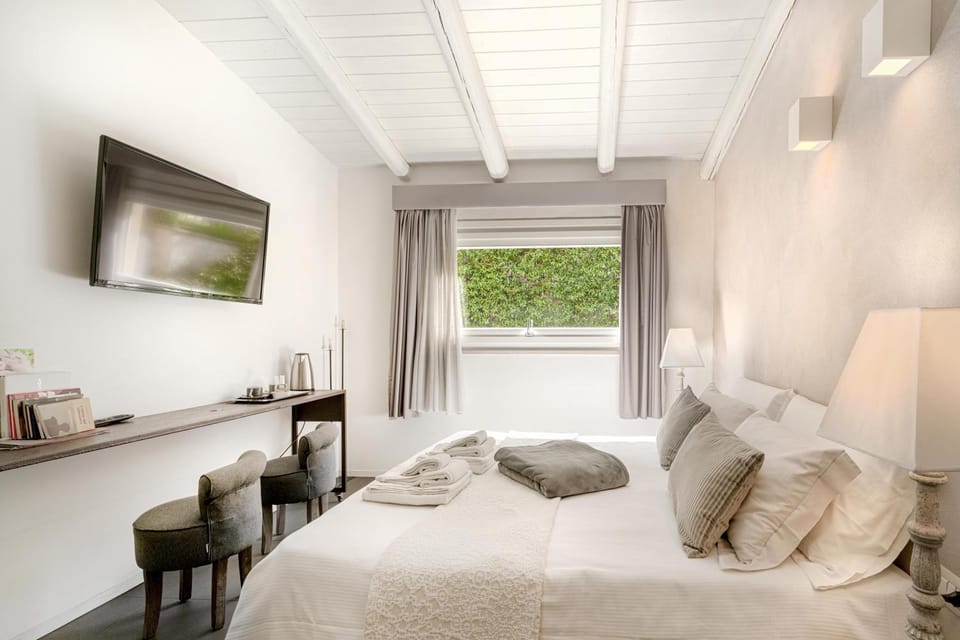 Bed, Photo of the whole room, Bedroom, hair dryier, towels, elevator