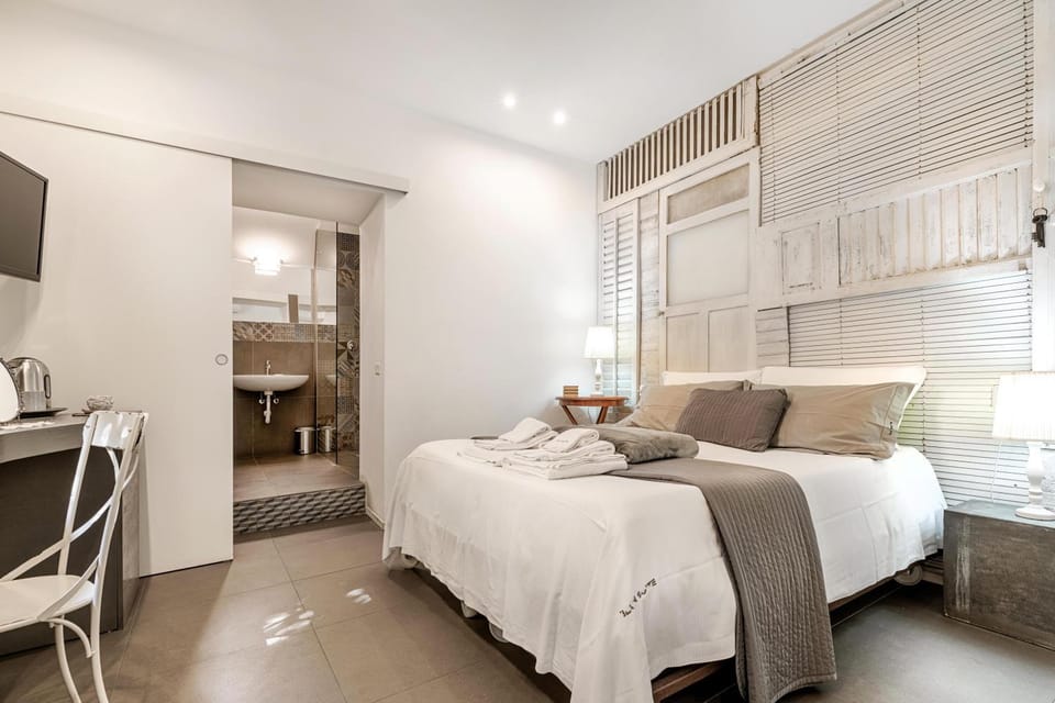 Bed, TV and multimedia, Photo of the whole room, Bedroom, towels