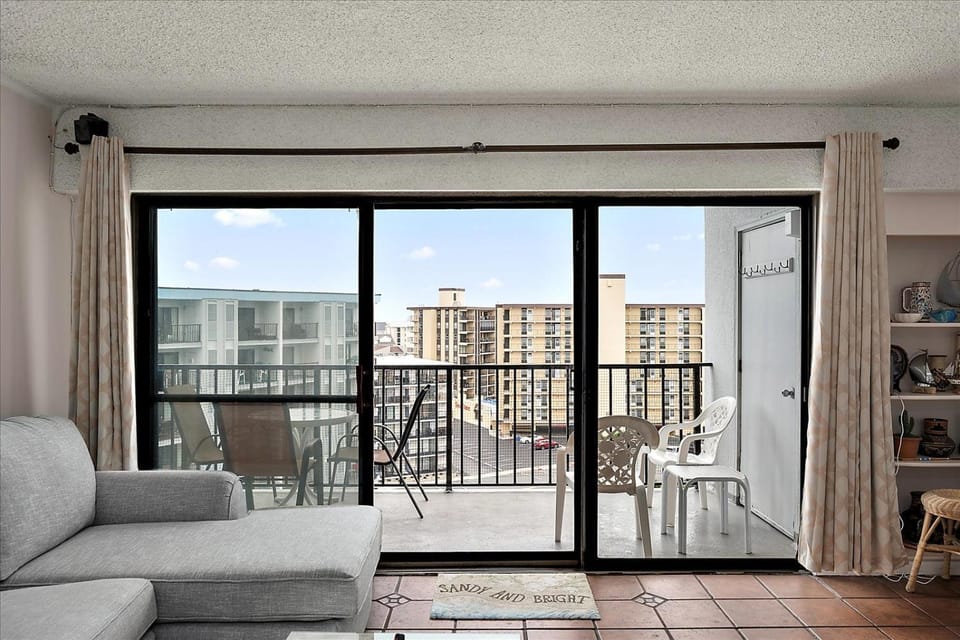 Spacious 3 Bedroom condo with ocean views and outdoor pool! House in Ocean City