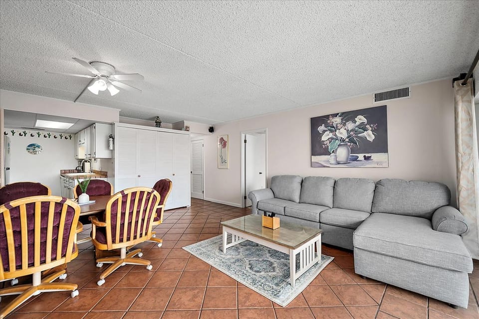 Spacious 3 Bedroom condo with ocean views and outdoor pool! House in Ocean City