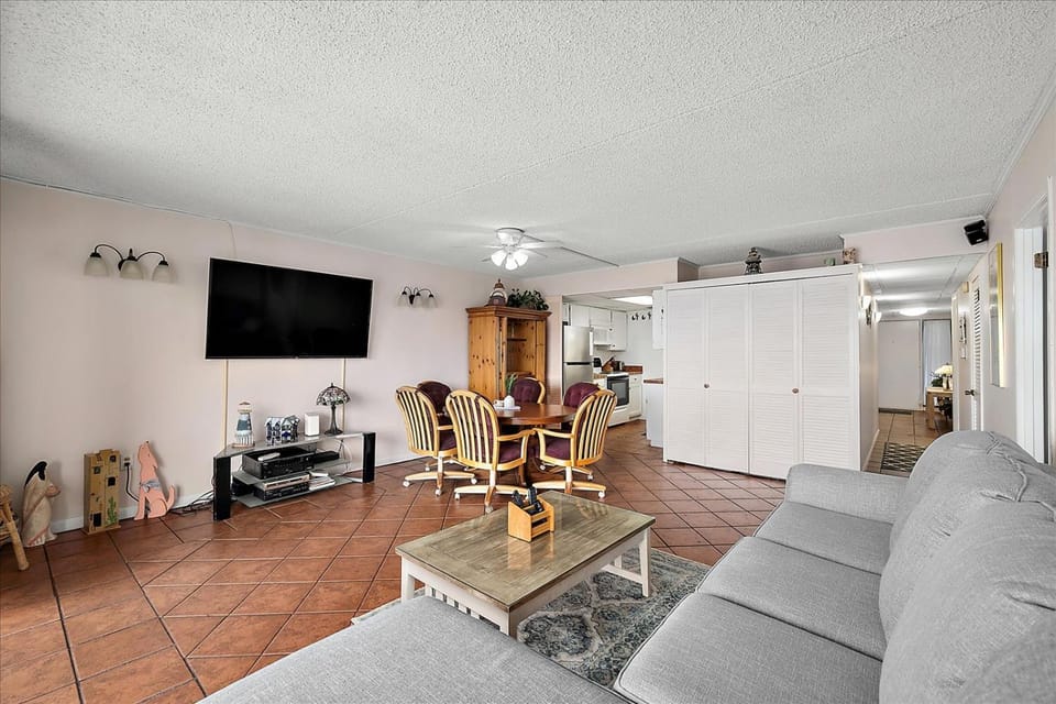 Spacious 3 Bedroom condo with ocean views and outdoor pool! House in Ocean City