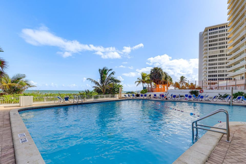 Steps to Sand! 10th-Floor Ocean Manor Unit w/ Pool House in Fort Lauderdale